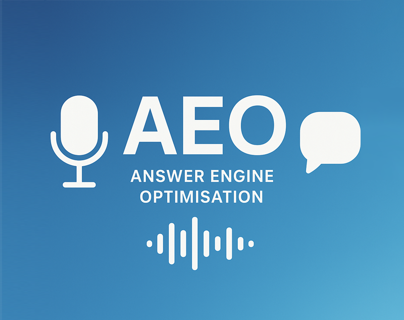 AEO-Banner mit einem Mikrofon-Icon, Sprechblase und Schallwellen-Grafik neben den Worten Answer Engine Optimization auf einem blauen Farbverlaufshintergrund.